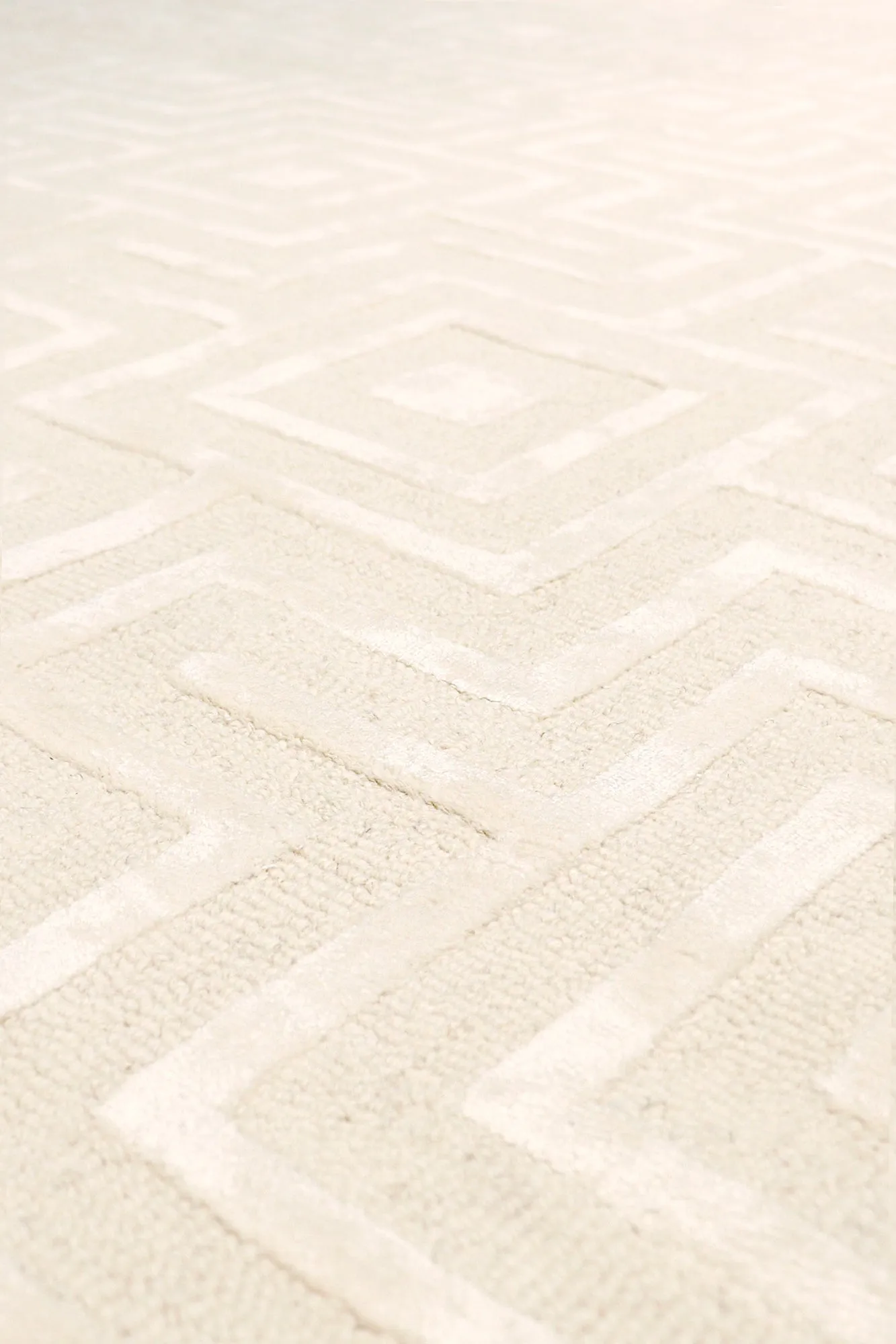 Edgy Collection Hand-Tufted Ivory BSilk & Wool Area Rug- 7' 9" X  9' 9"